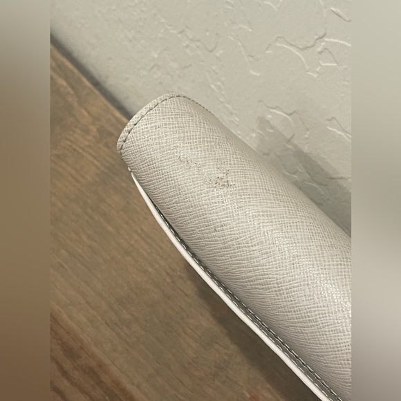 Neiman Marcus Women’s Cream Envelope Checkbook 100% Leather Wallet - Picture 3 of 8